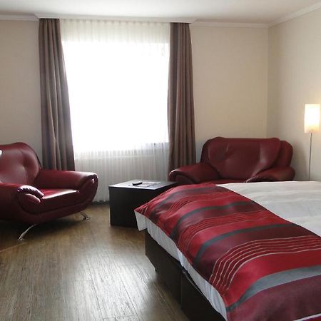 Hotel Rhoener Land Garni - Bed & Breakfast Oberthulba Buitenkant foto