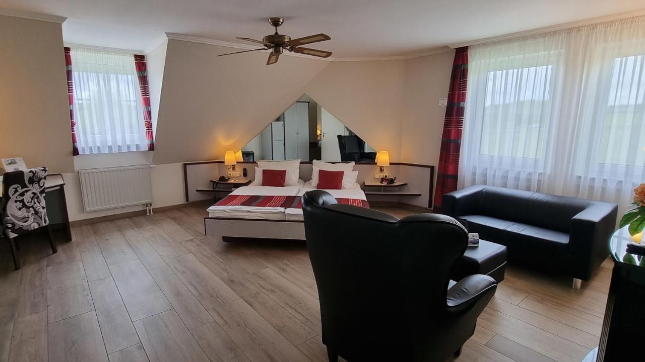 Hotel Rhoener Land Garni - Bed & Breakfast Oberthulba Buitenkant foto