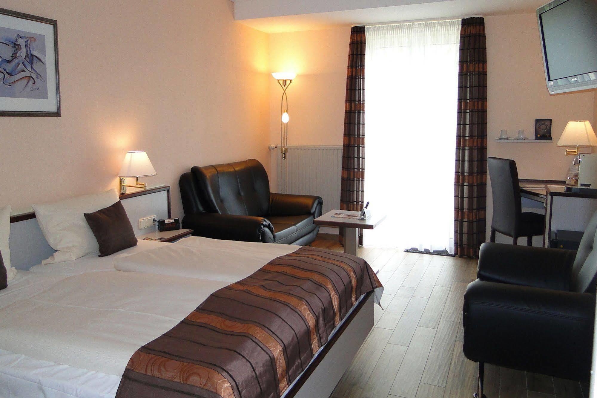Hotel Rhoener Land Garni - Bed & Breakfast Oberthulba Buitenkant foto