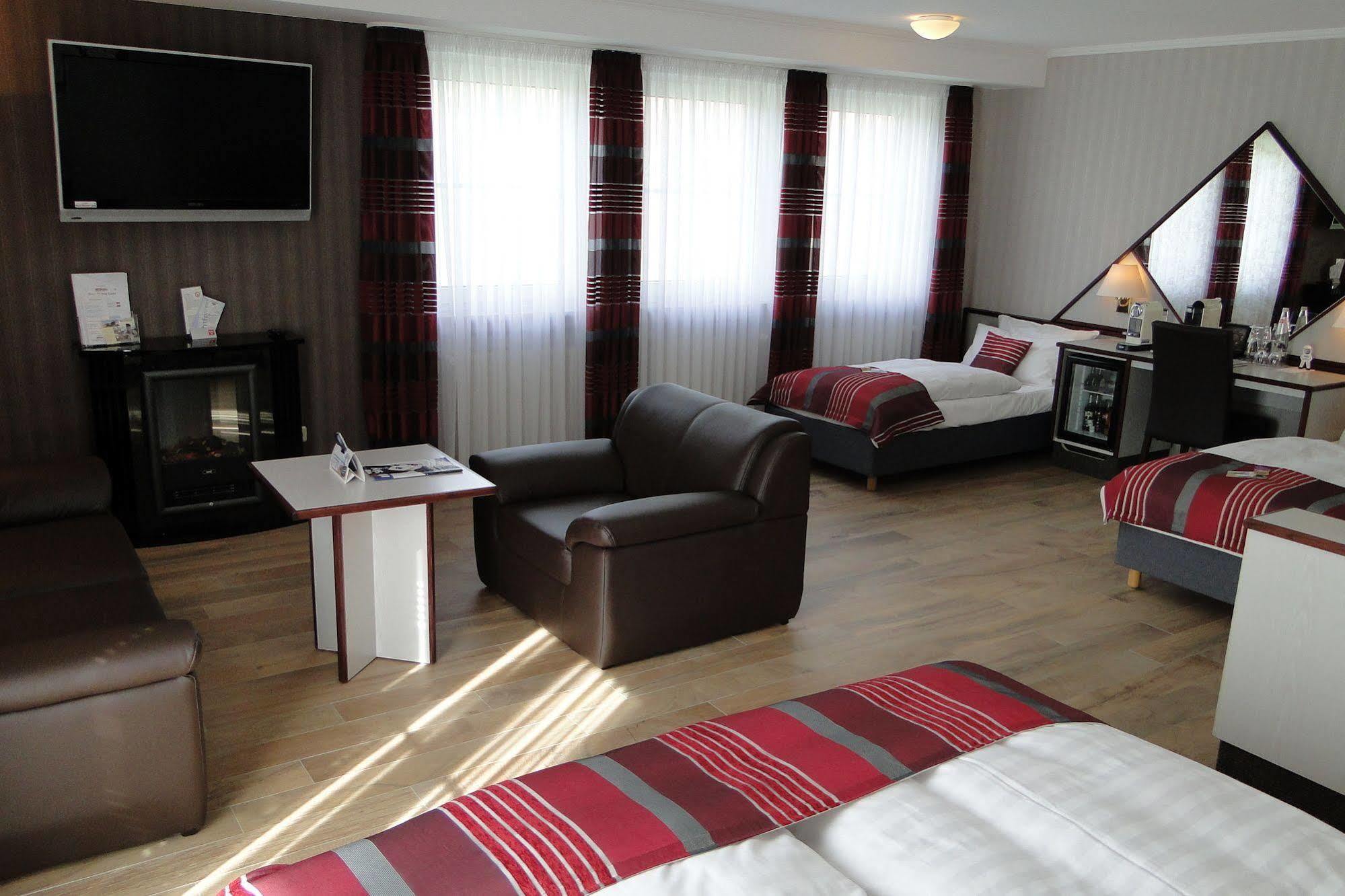 Hotel Rhoener Land Garni - Bed & Breakfast Oberthulba Buitenkant foto