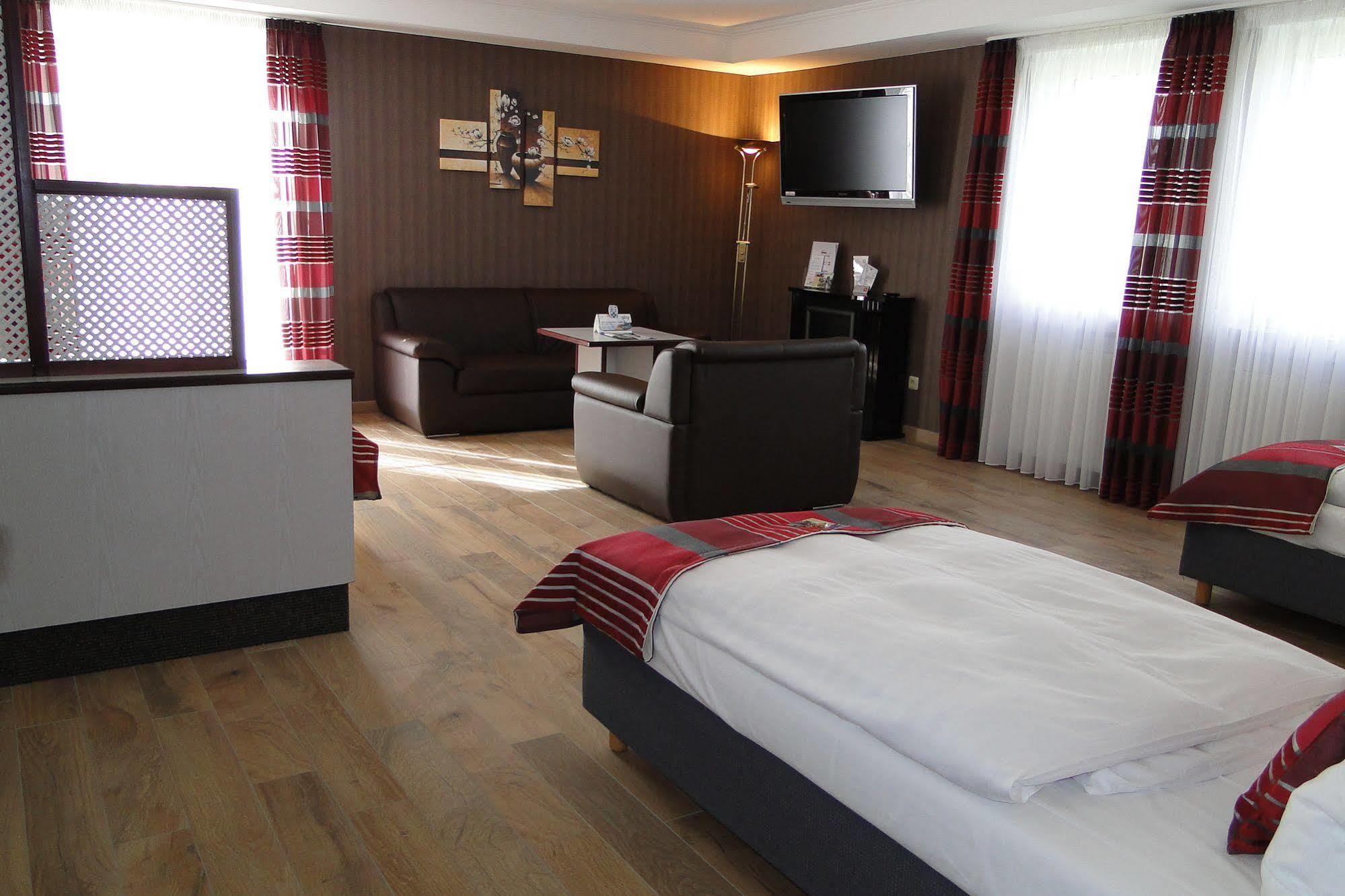 Hotel Rhoener Land Garni - Bed & Breakfast Oberthulba Buitenkant foto