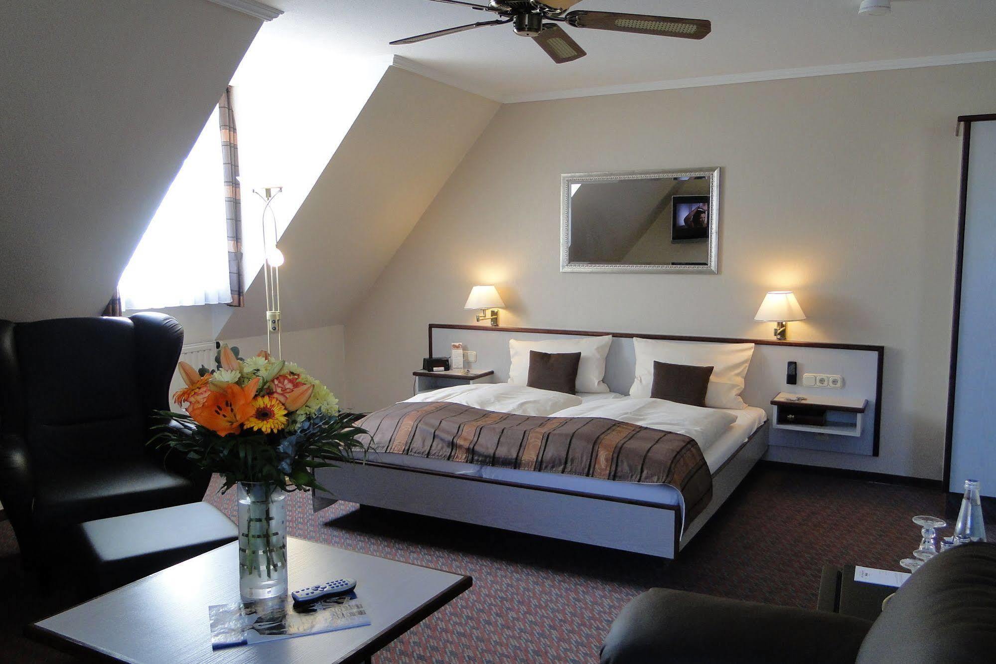 Hotel Rhoener Land Garni - Bed & Breakfast Oberthulba Buitenkant foto