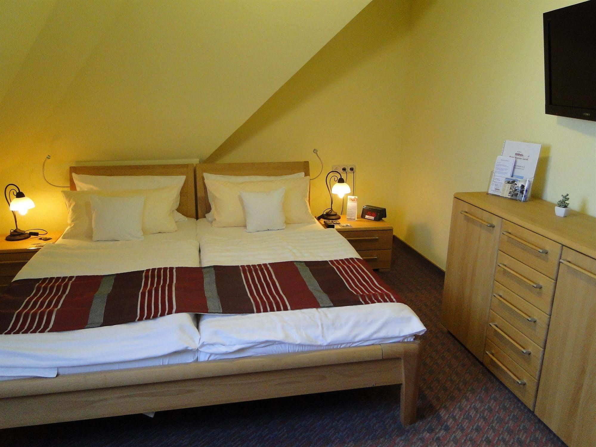 Hotel Rhoener Land Garni - Bed & Breakfast Oberthulba Buitenkant foto