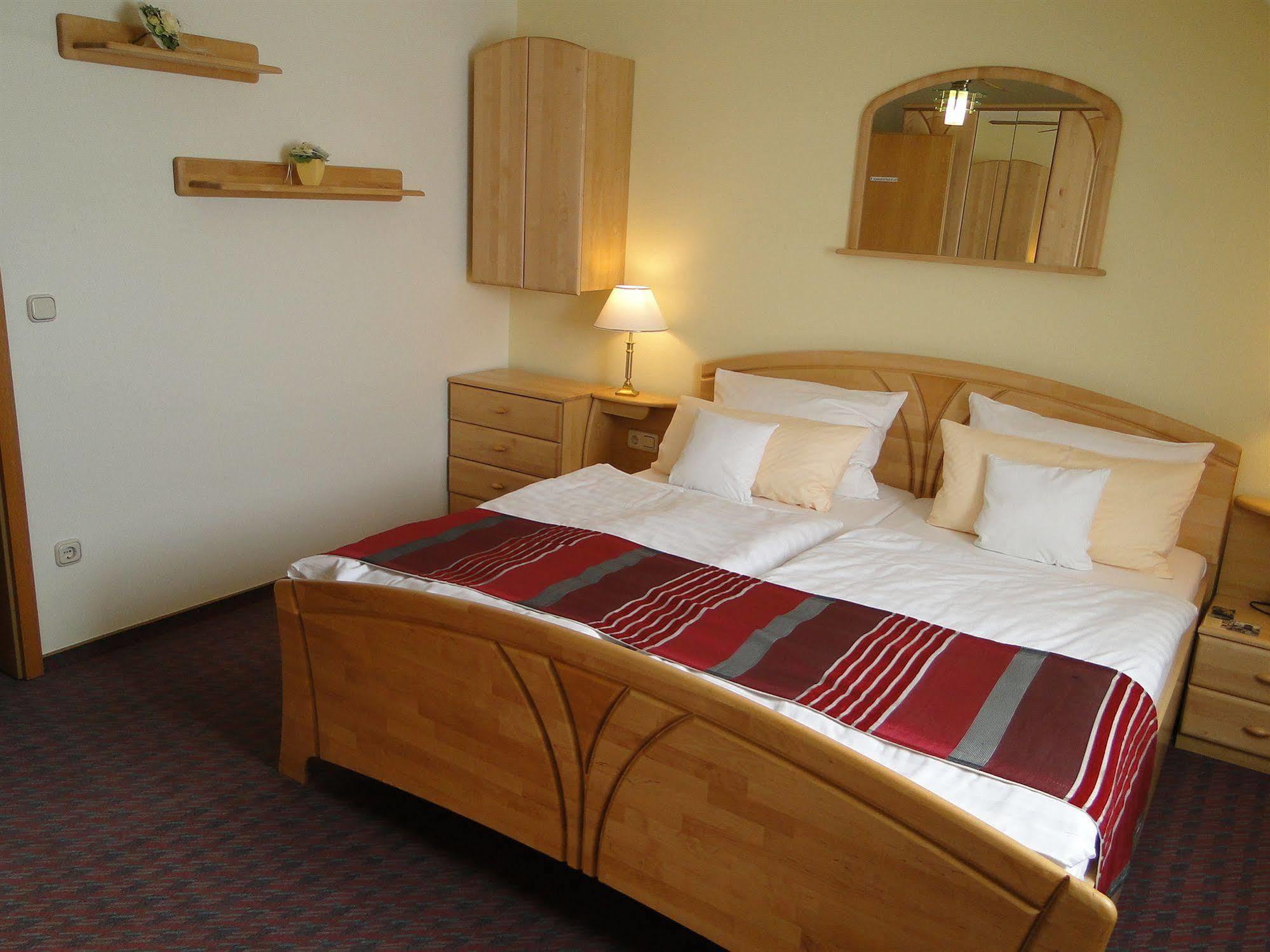 Hotel Rhoener Land Garni - Bed & Breakfast Oberthulba Buitenkant foto