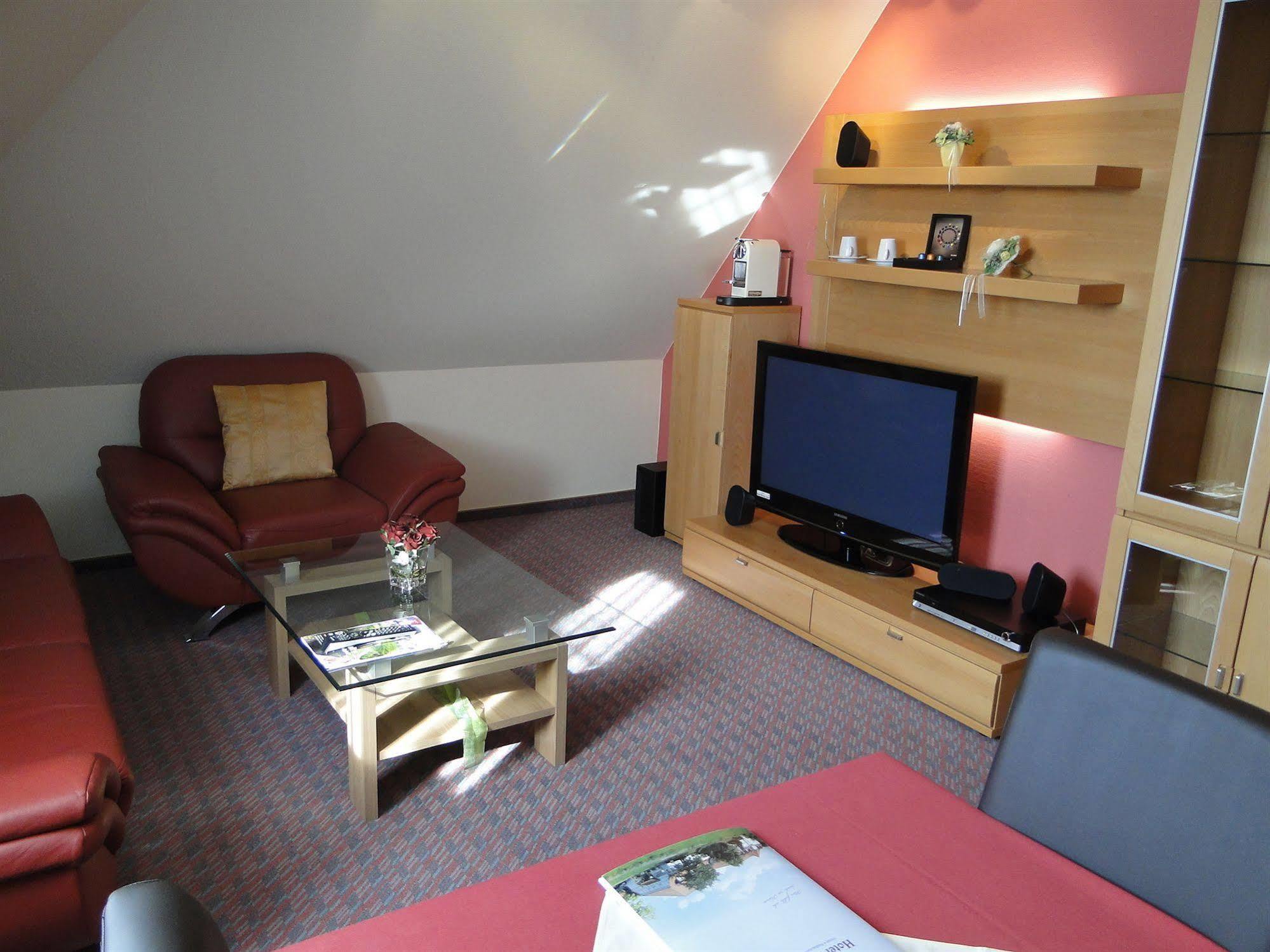 Hotel Rhoener Land Garni - Bed & Breakfast Oberthulba Buitenkant foto
