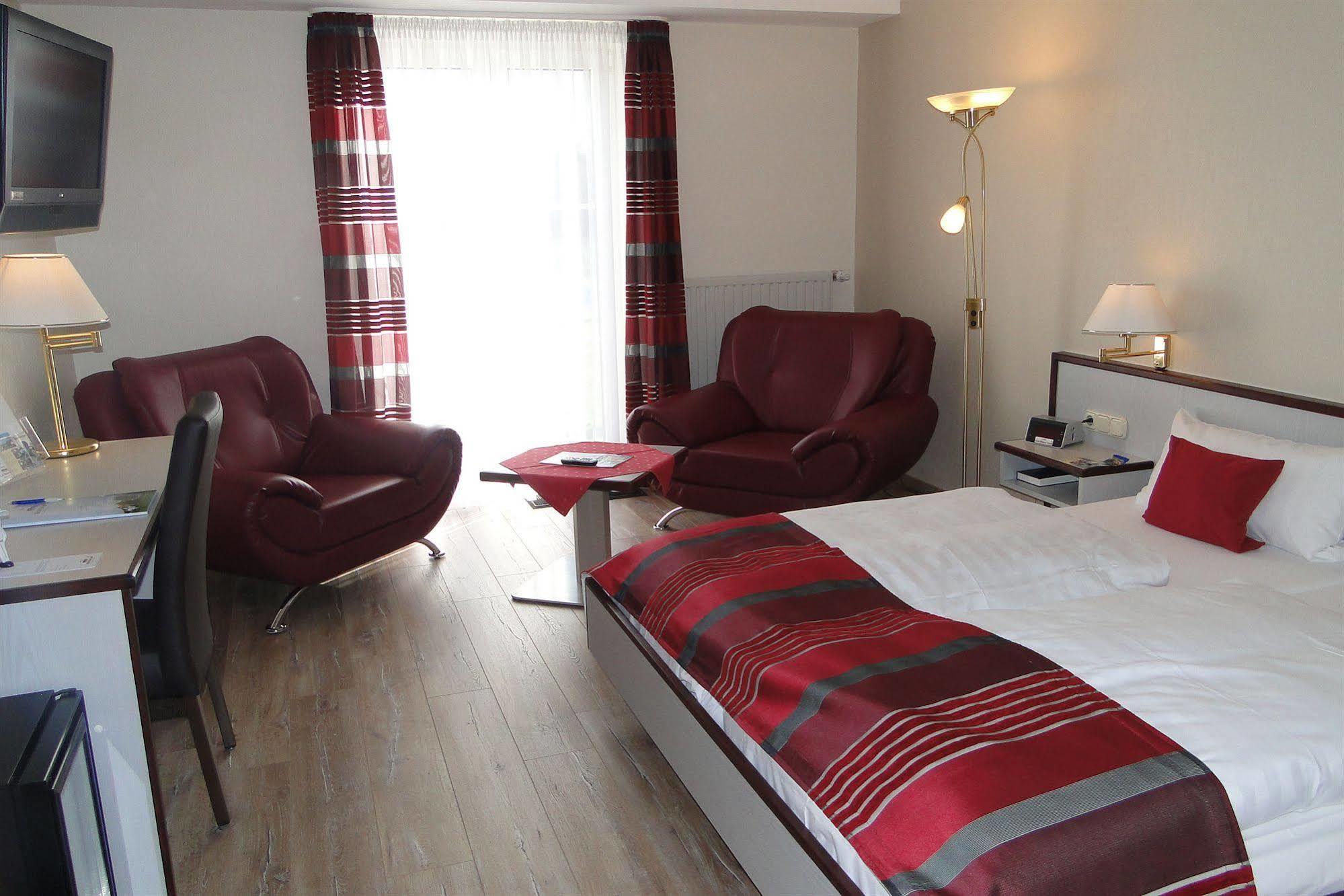 Hotel Rhoener Land Garni - Bed & Breakfast Oberthulba Buitenkant foto