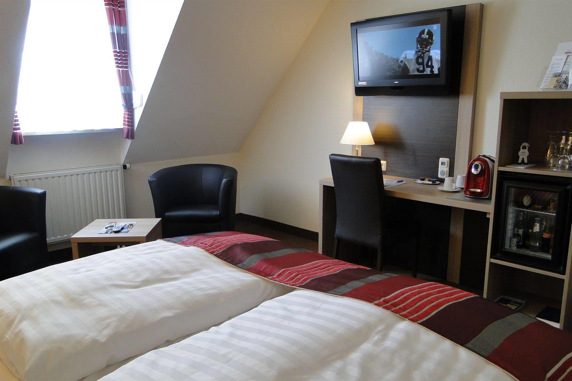 Hotel Rhoener Land Garni - Bed & Breakfast Oberthulba Buitenkant foto