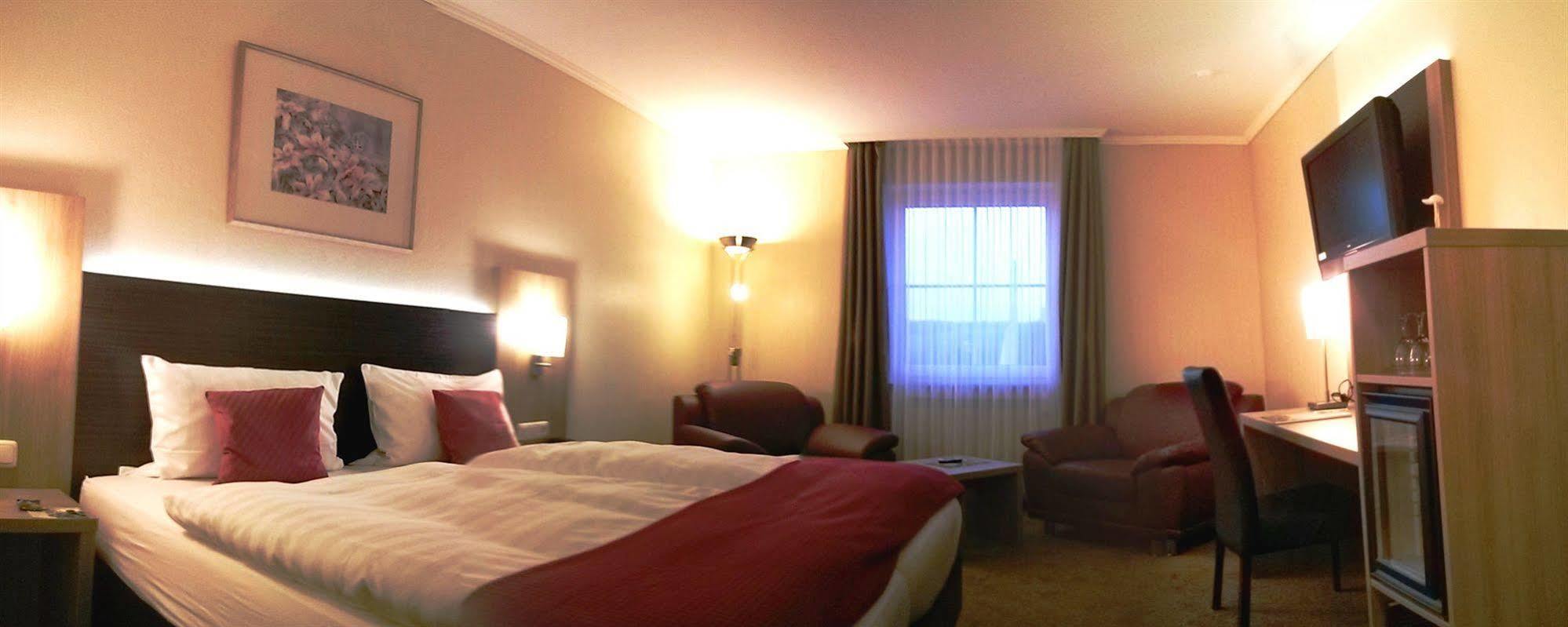 Hotel Rhoener Land Garni - Bed & Breakfast Oberthulba Buitenkant foto